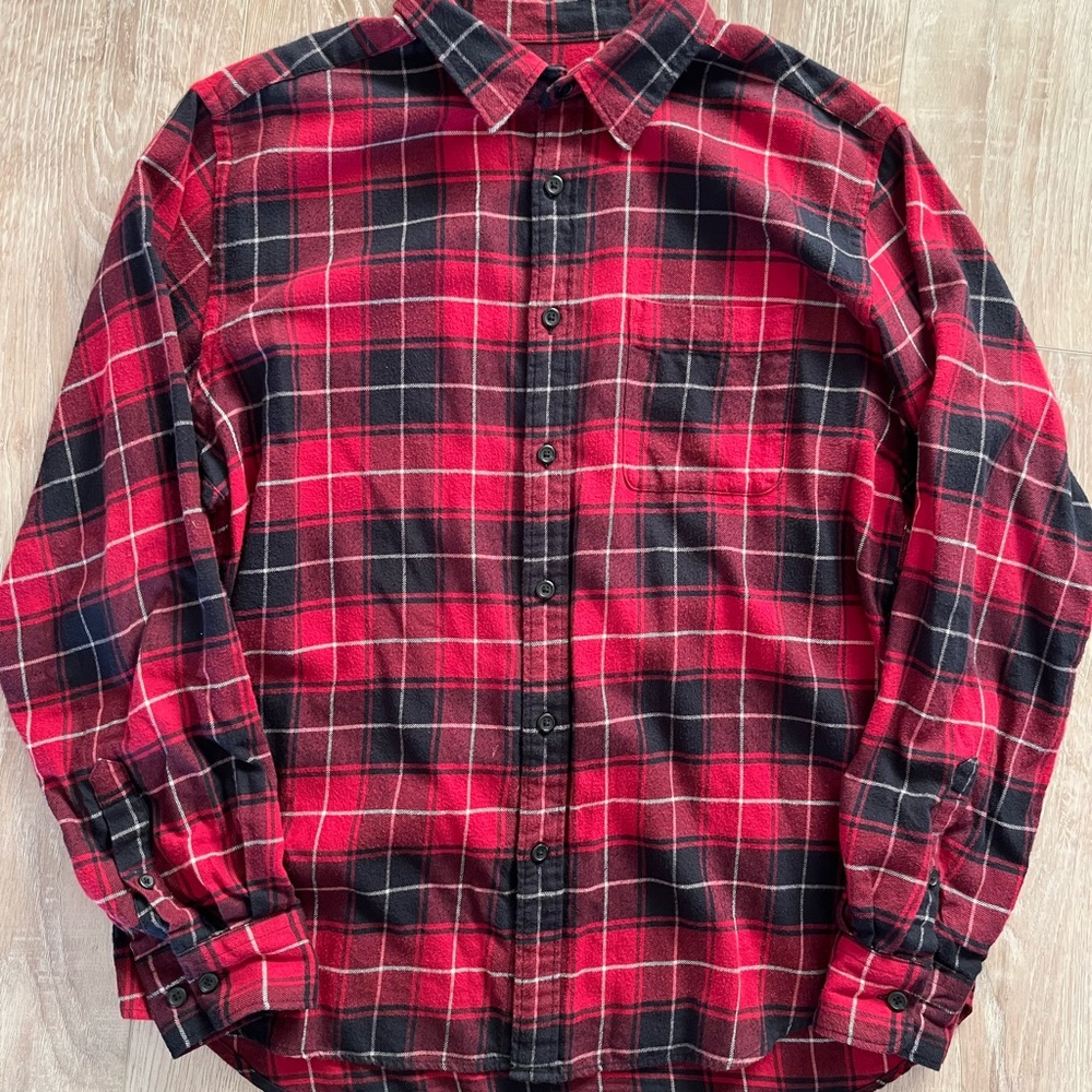 Uniqlo Red and Black Checkered Men's Shirt